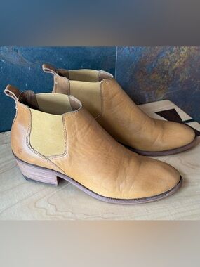 Tan Leather Frye Carson Chelsea Ankle Boots, Mexico, 8.5, 2”wood heel, EUC